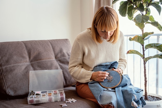 Artystka haftująca w pracowni