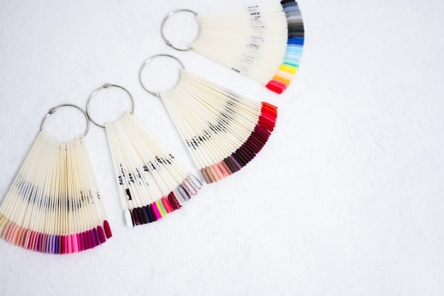 Przykłady haftów na tkaninach